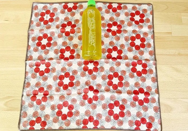 ハンカチの上に置いたペットボトルの写真（撮影：grapeライフハック編集部）