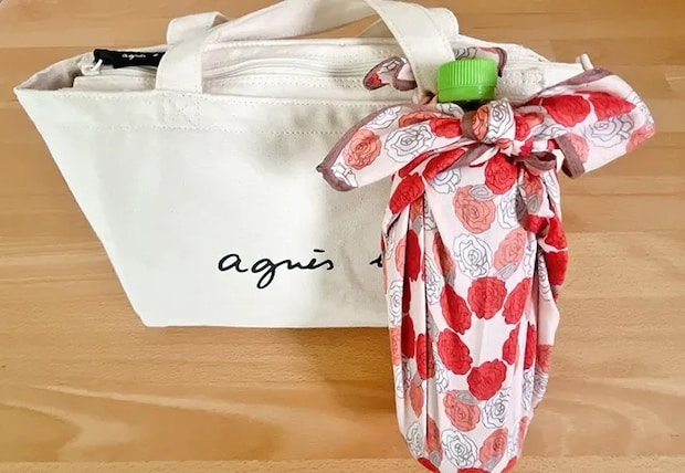 ペットボトルホルダーをバッグに取りつける写真（撮影：grapeライフハック編集部）