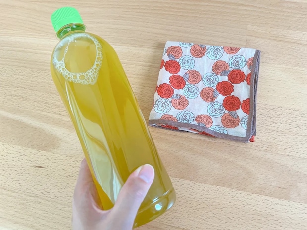 ハンカチ、手を拭くだけじゃない！　30秒でサッと作れる『取っ手つきペットボトルホルダー』