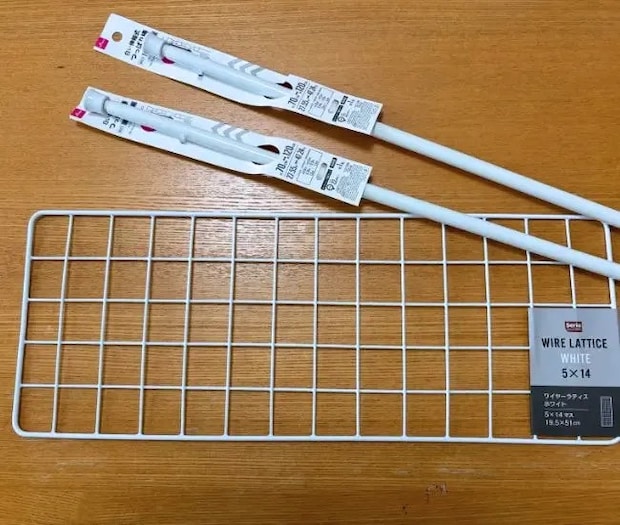ワイヤーネットとつっぱり棒（撮影：grapeライフハック編集部）
