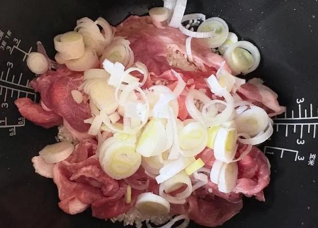 炊飯釜に材料を入れた画像（撮影：エニママ）