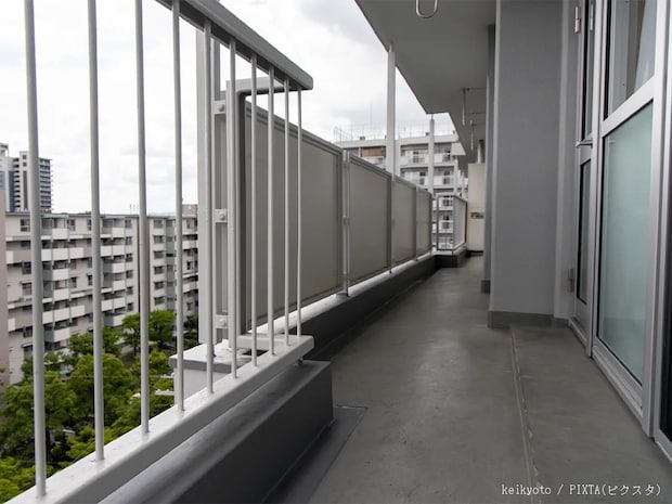 ゴミ捨てが面倒→ベランダからポイ捨てすると？　元警察官が回答