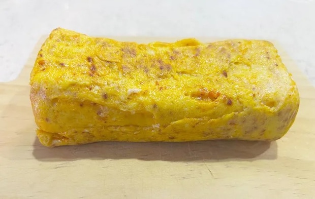 まな板に乗せた玉子焼きの画像（撮影：エニママ）