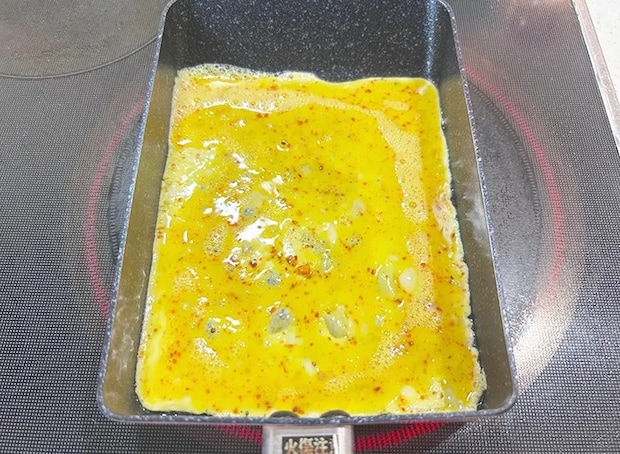 玉子焼き器に流し込んだ画像（撮影：エニママ）