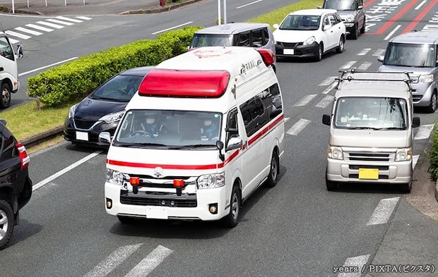 救急車と止まる車の写真