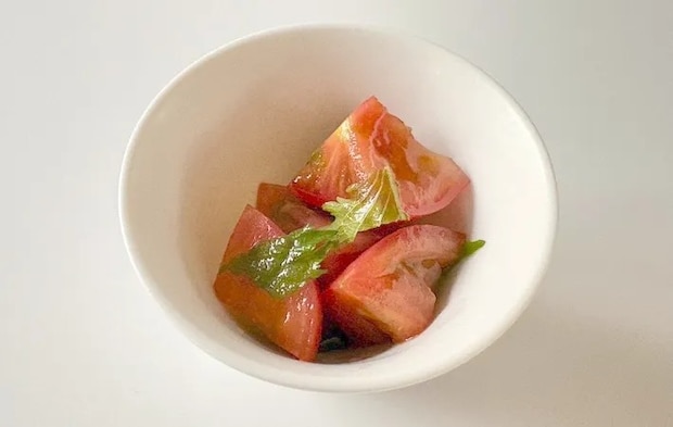 器に盛りつけたトマトのサラダの画像（撮影：エニママ）