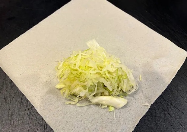 春巻きの皮にキャベツをのせた画像（撮影:エニママ）　