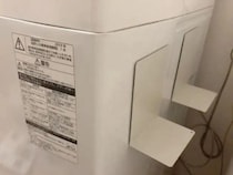 洗濯機横にラックは要りません！　100均『ブックエンド』を貼るだけで収納が倍になった