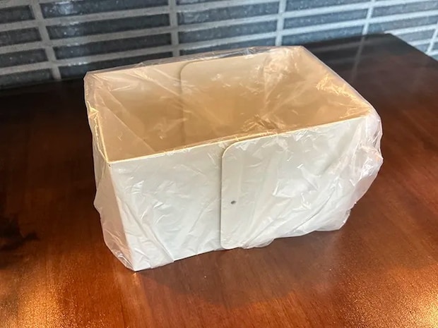 2個のブックスタンドを生かした簡易ゴミ箱（撮影：grapeライフハック編集部）