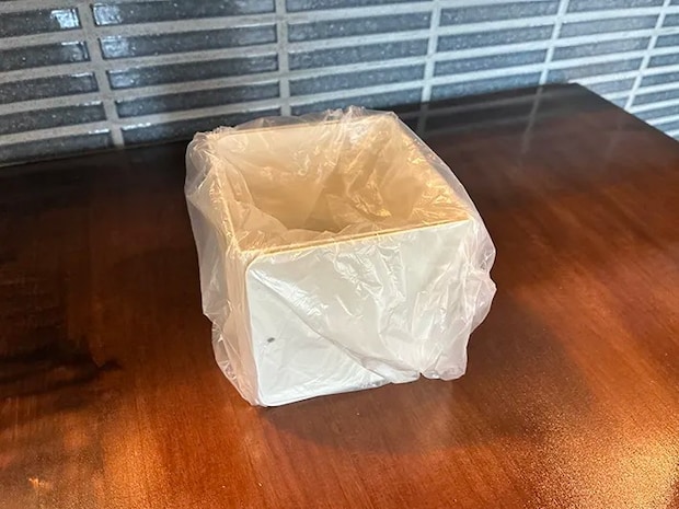 2個のブックスタンドを生かした簡易ゴミ箱（撮影：grapeライフハック編集部）