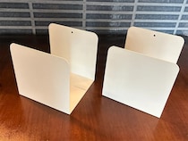 100均『U型ブックスタンド』に本は置きません！　2個を組み合わせると、家中で使える『ゴミ箱』になった