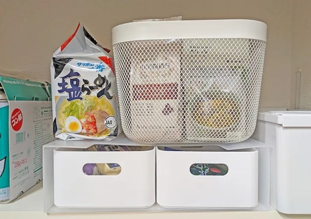 『ファイルボックス（A4、クリア）』と『積み重ね収納ボックス（ホワイト）』の活用写真（撮影：ワード）