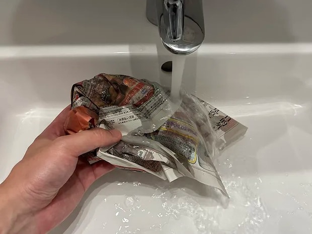水で濡らす新聞紙（撮影：grapeライフハック編集部）