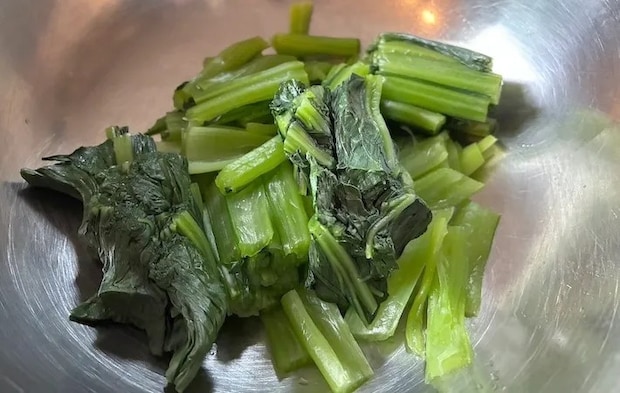 茹でて水気を絞った小松菜の画像（撮影：エニママ）