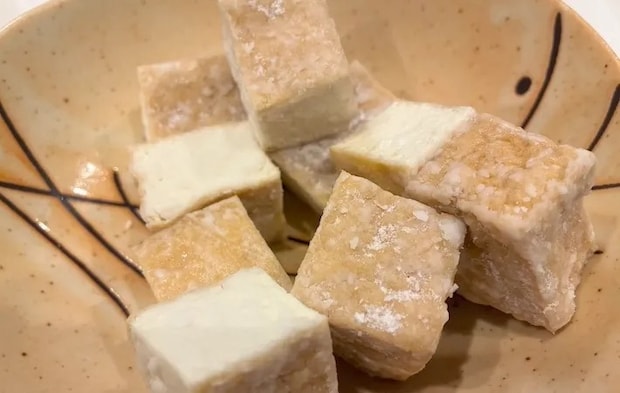 厚揚げに片栗粉をまぶした画像（撮影：エニママ）