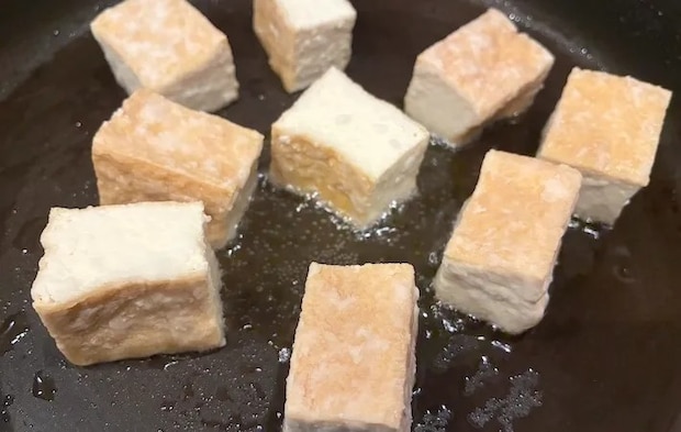 フライパンで厚揚げを焼いている画像（撮影：エニママ）