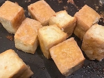 厚揚げなのにお肉のような満足感！フライパンで焼くだけのおかずに「ご飯がすすむ」