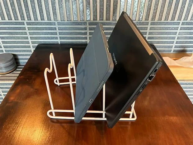 ノートパソコンやタブレット端末を立てかけたフライパンラック（撮影：grapeライフハック編集部）