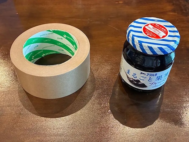 机に置かれたジャム瓶とガムテープ（撮影：grapeライフハック編集部）