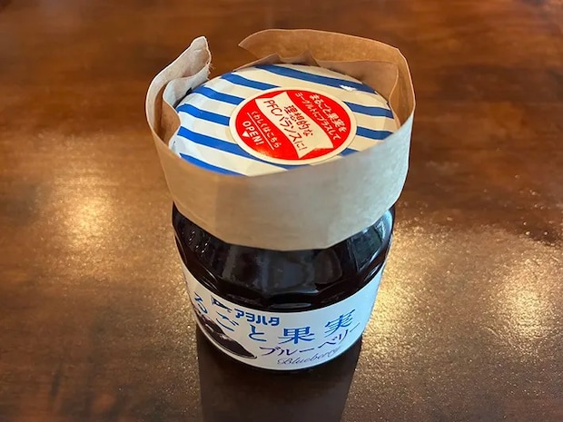 蓋にガムテープを貼ったジャム瓶（撮影：grapeライフハック編集部）
