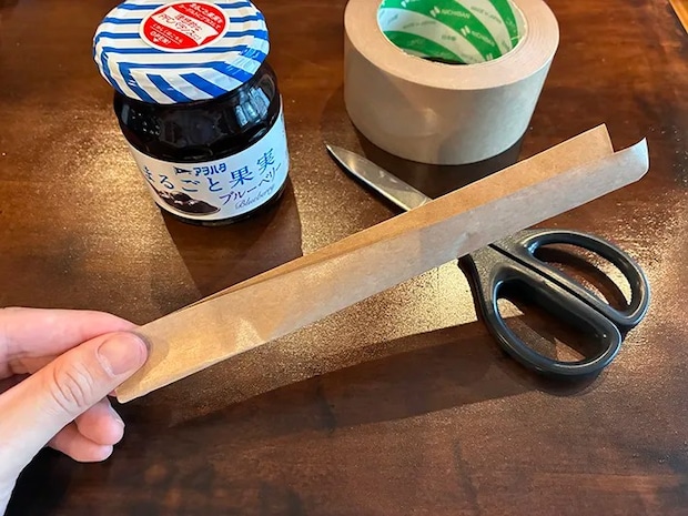 切って半分に折ったガムテープ（撮影：grapeライフハック編集部）