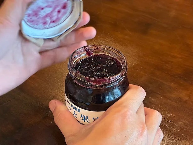 ガムテープを使って蓋を開けた瓶（撮影：grapeライフハック編集部）