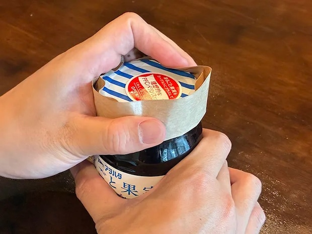ガムテープを貼った瓶の蓋を開ける場面（撮影：grapeライフハック編集部）