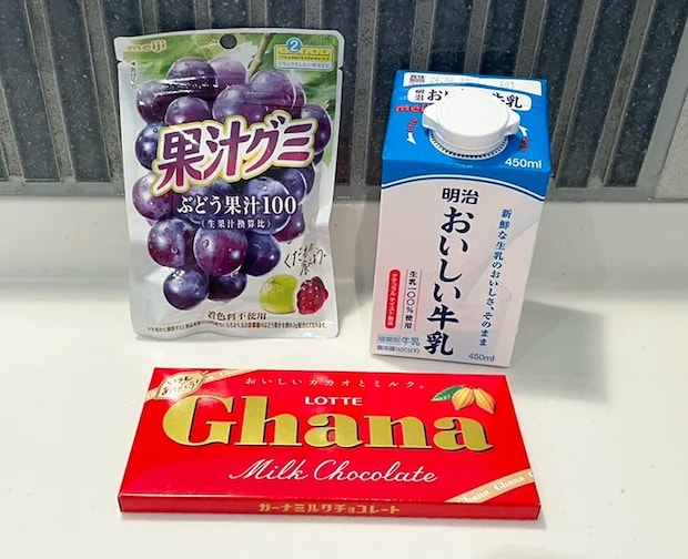 牛乳、果汁グミ、板チョコレートの写真（撮影：grapeフード編集部）