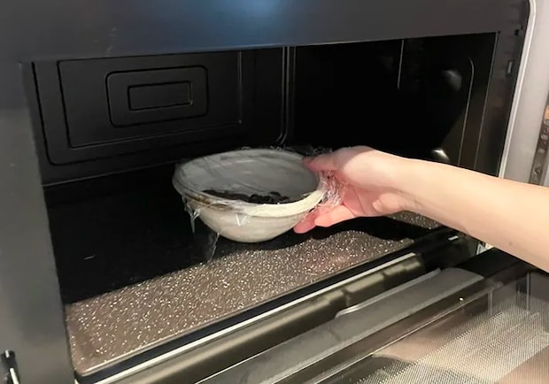 材料を電子レンジで加熱する写真（撮影：grapeフード編集部）