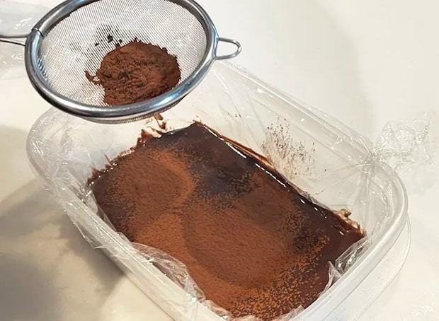 完成した生チョコ風のスイーツにココアパウダーをかける写真（撮影：grapeフード編集部）