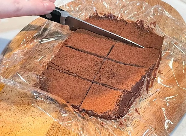 生チョコレート風のデザートをカットする写真（撮影：grapeフード編集部）