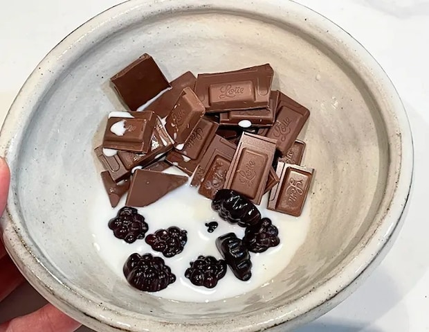 耐熱容器にチョコレート、果汁グミ、牛乳を入れた写真（撮影：grapeフード編集部）