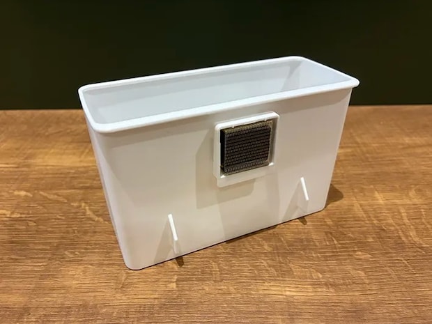 机に置かれたワイドポケットの裏側（撮影：grapeライフハック編集部）