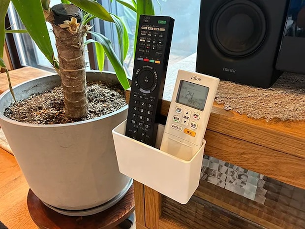 テレビ台のワイドポケットに入れたリモコン（撮影：grapeライフハック編集部）
