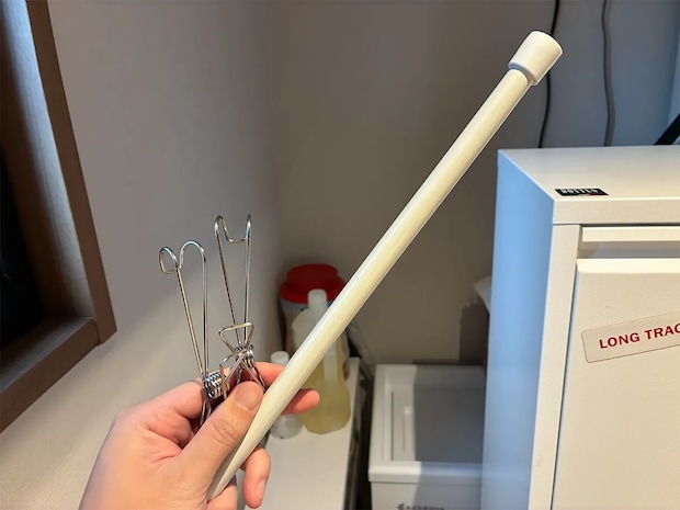 キッチンのデッドスペースにつっぱり棒をセット 100均アイテムだけで作れた収納場所に「スッキリ!」