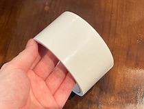 ガムテープの端の目印、折って作るのもったいない…　文房具を挟んでみたら「一目で分かる」「イライラが減る」