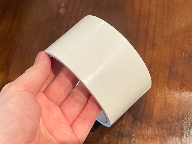ガムテープの端の目印、折って作るのもったいない…　文房具を挟んでみたら「一目で分かる」「イライラが減る」