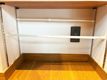 つっぱり棒2本を『段差』をつけて設置すると？　便利な応用テクニックが想像以上だった