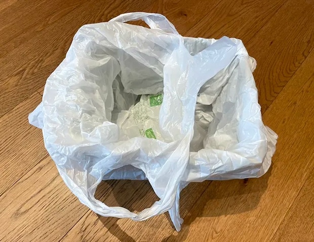 小さいゴミ袋をゴミ箱に重ねる写真（撮影：grapeライフハック編集部）