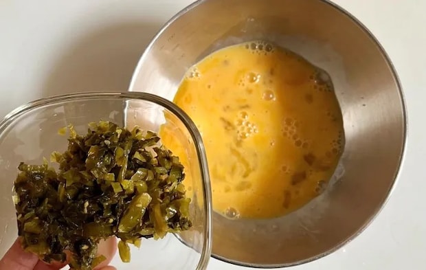 卵液に高菜漬けを加える（撮影：エニママ）