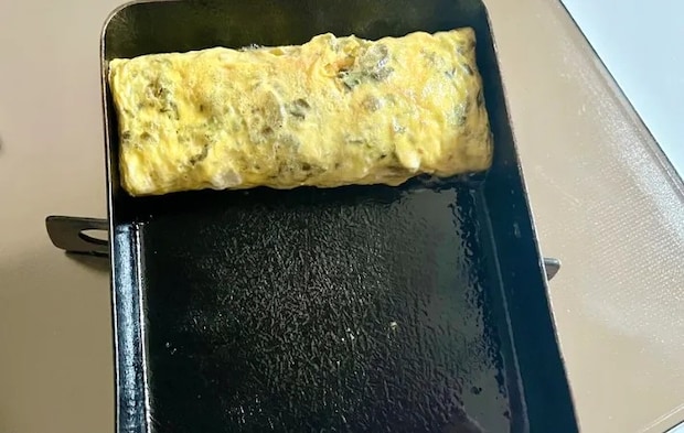 玉子焼きを巻いていく（撮影：エニママ）