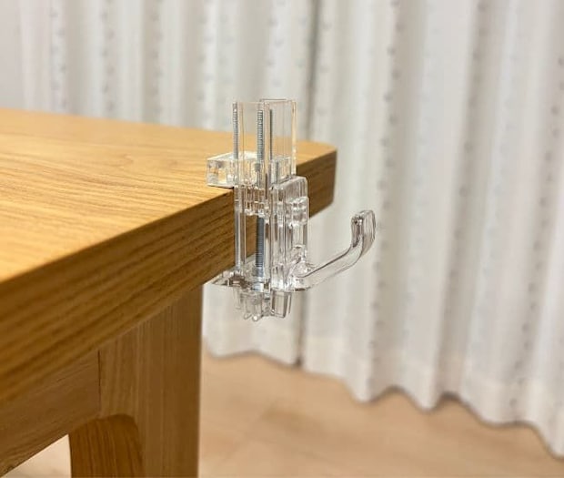 テーブルに取りつけたかもいフック（撮影：grapeライフハック編集部）