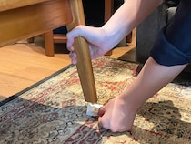 不要な紙に丸めたガムテープを貼るだけ　椅子の下へ差し込むだけの掃除術に「しっかり汚れが取れた」