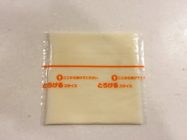 材料は２つだけ！ 包丁も火も使わない『パリパリチーズせんべい』レシピ