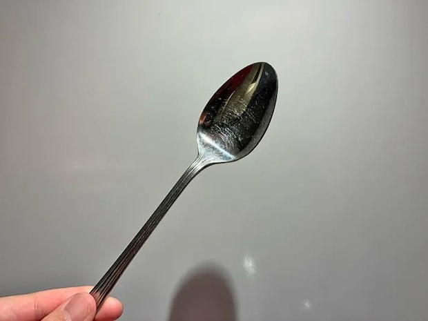 手で持ったスプーン（撮影：grapeライフハック編集部）