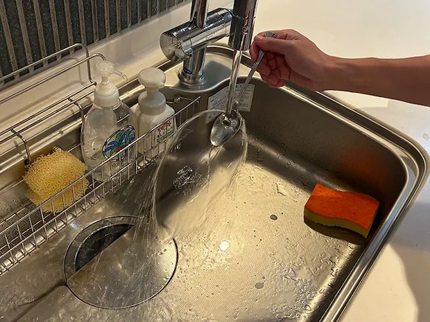 スプーンのくぼみに水を当てる場面（撮影：grapeライフハック編集部）
