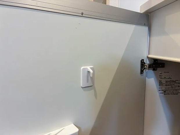 逆さにしてシンク下の扉につけたフック（撮影：grapeライフハック編集部）