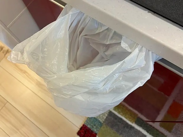 フックにかけて使う袋（撮影：grapeライフハック編集部）