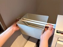 バスケットにつっぱり棒を通すだけ！　キッチンの収納スペースを増やすアイディアが「これは嬉しい」