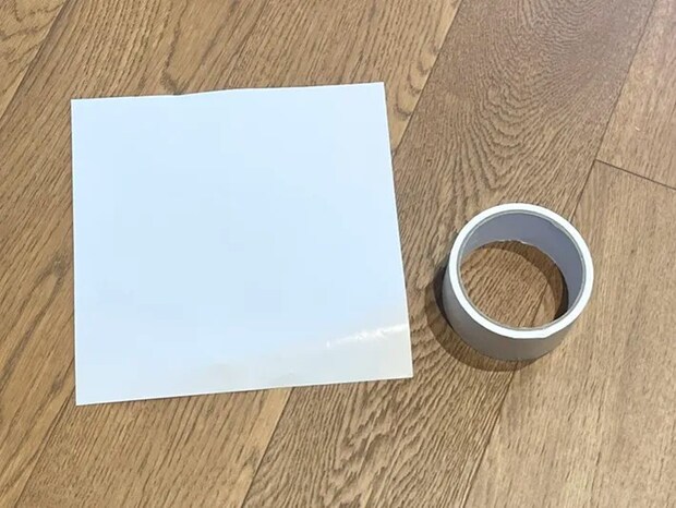 ガムテープと紙の写真（撮影：grapeライフハック編集部）